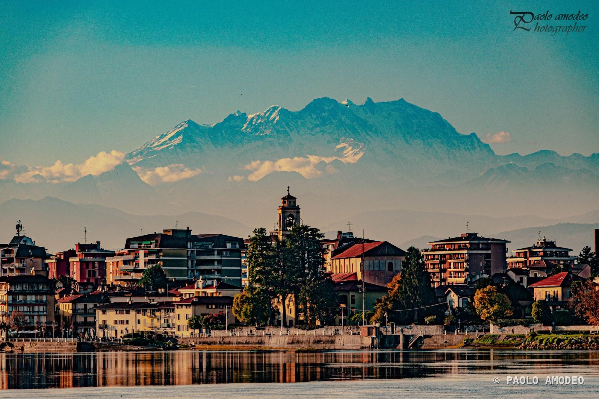 Cittadina lacustre con le Alpi sullo sfondo