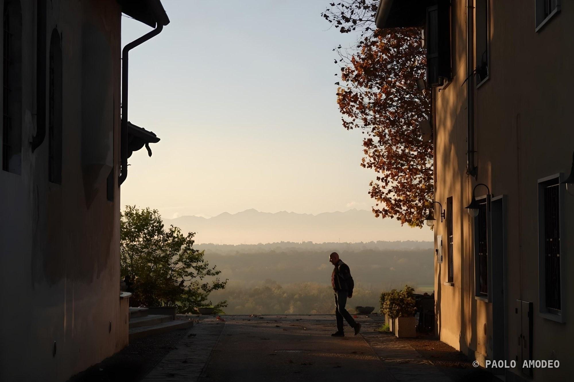 Passeggiata all'alba tra i vicoli del borgo