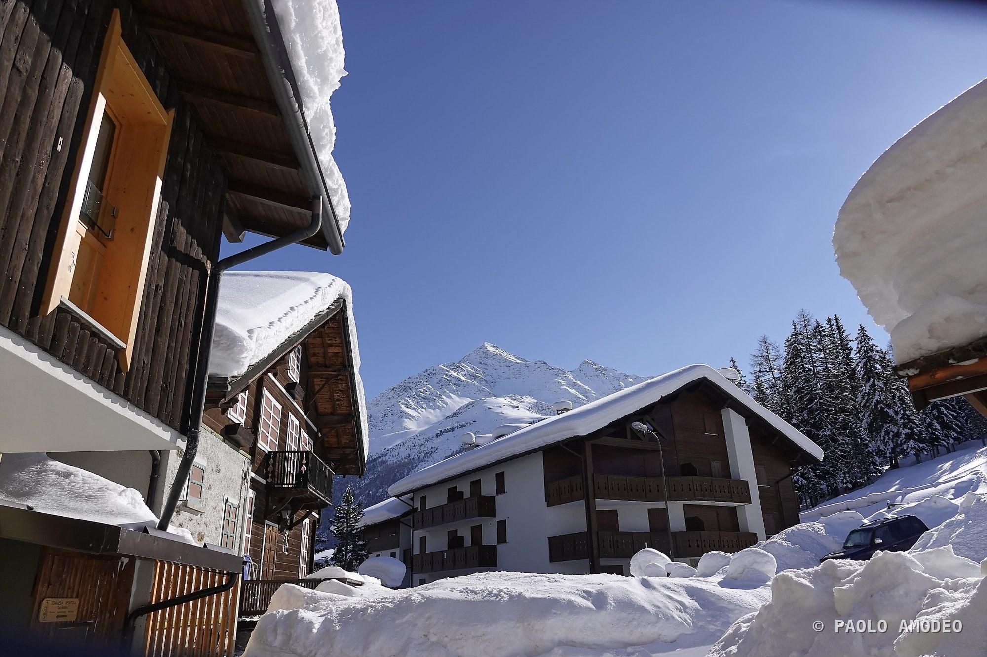 Baita alpina sommersa dalla neve