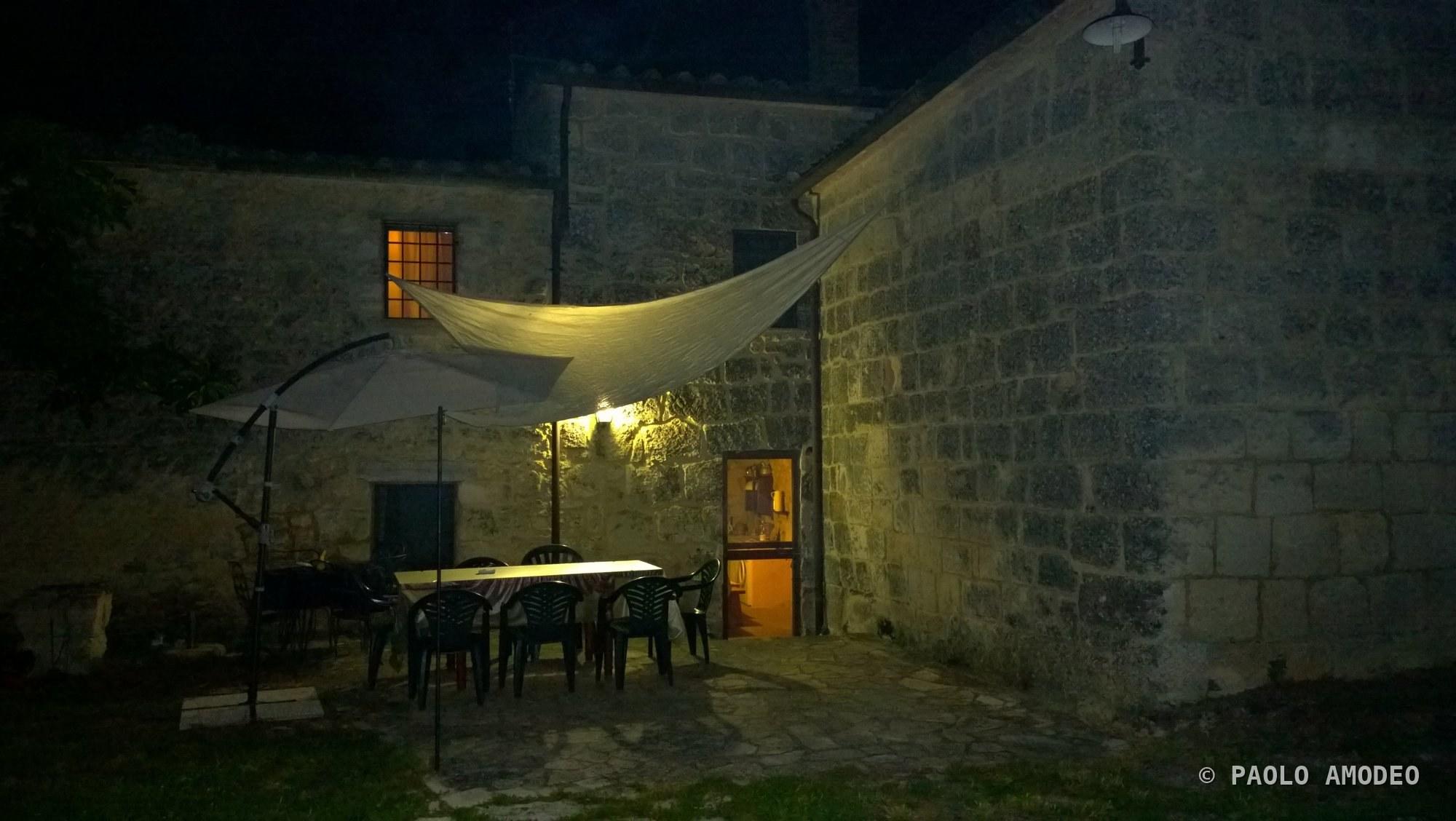 Cortile in pietra illuminato di notte