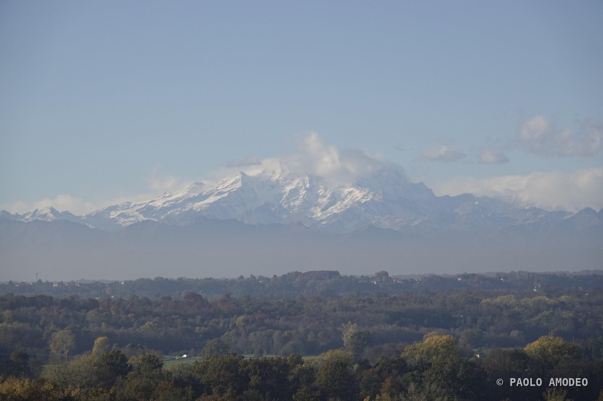 Monte innevato avvolto dalle nubi