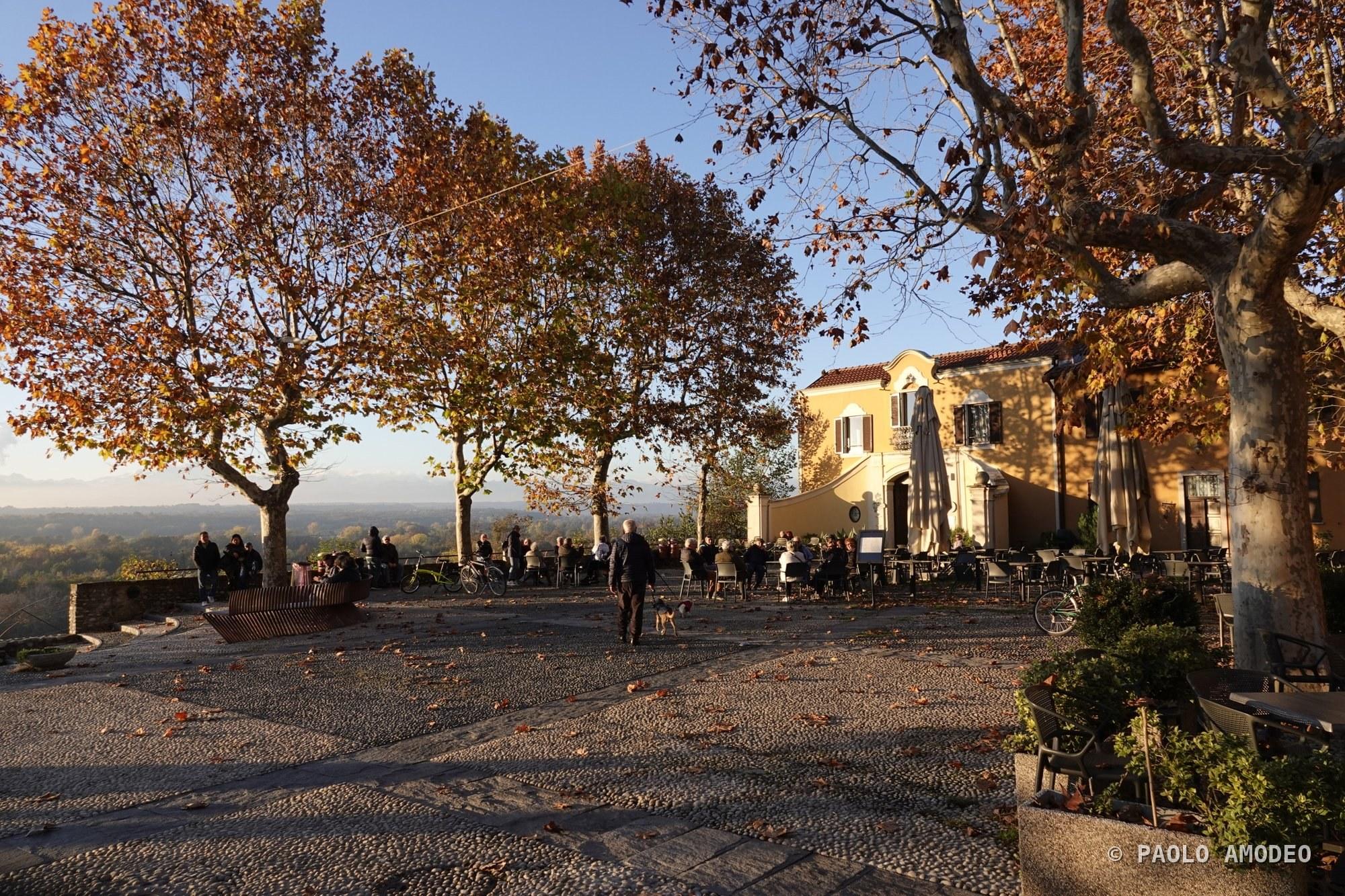 Piazza del borgo in una giornata d'autunno