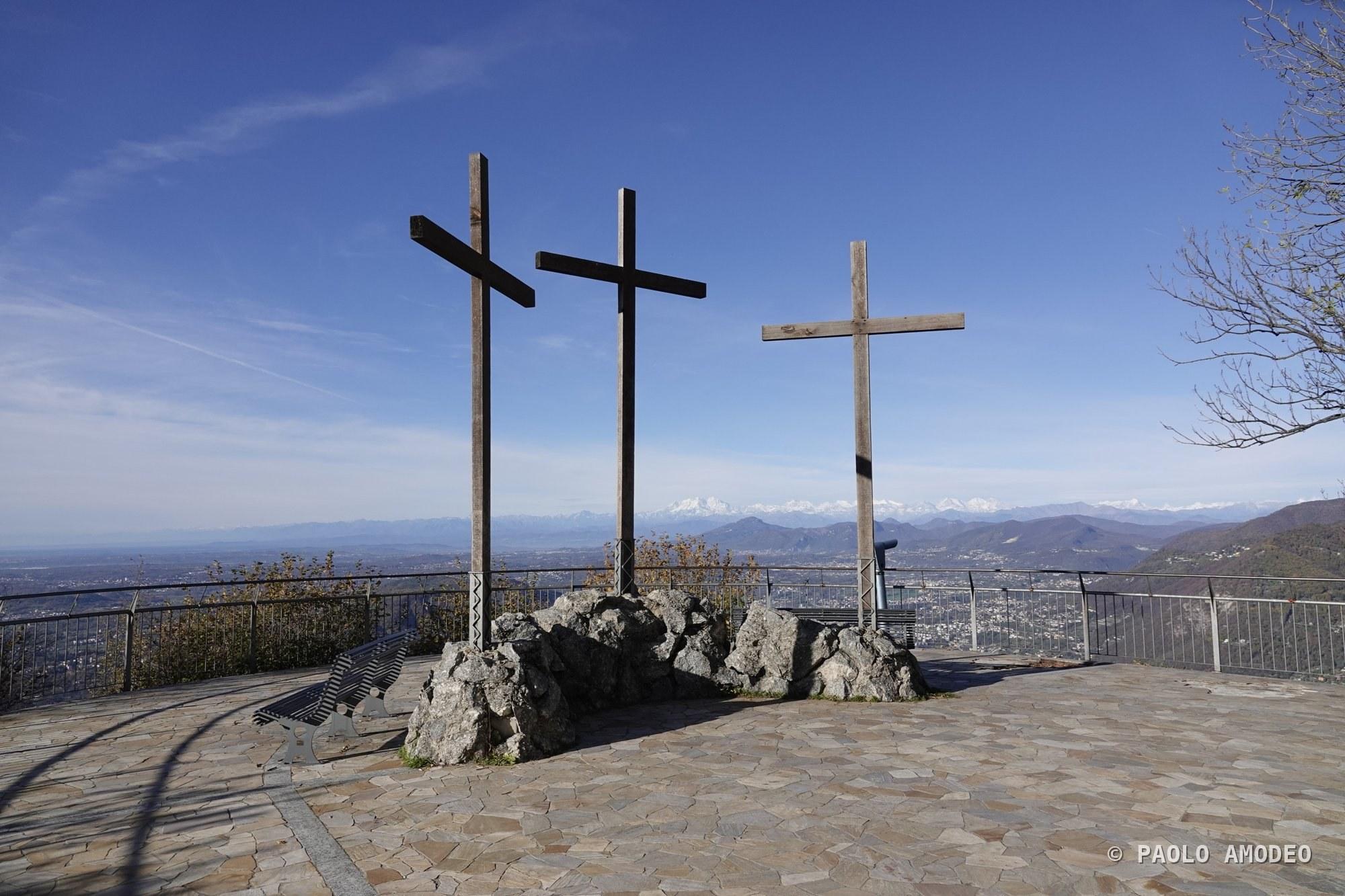 Tre croci su un belvedere panoramico