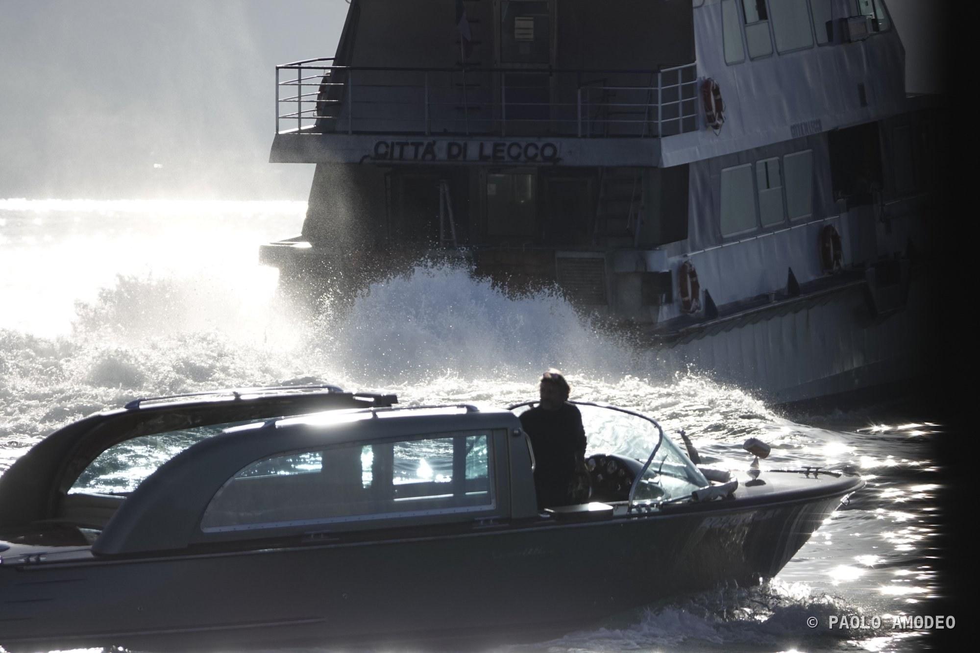 Barca a motore in corsa sul lago
