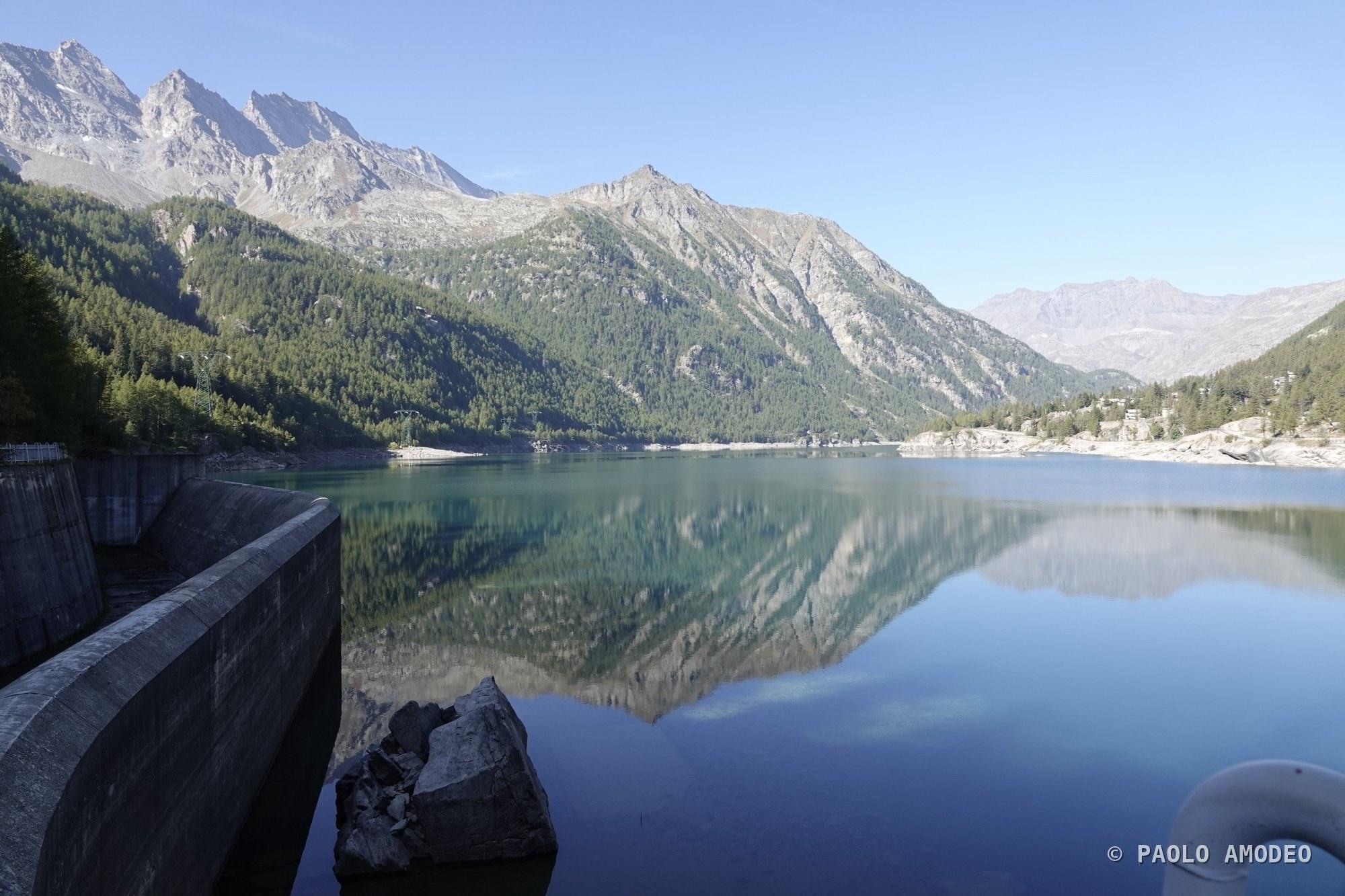 Lago alpino con riflessi delle montagne