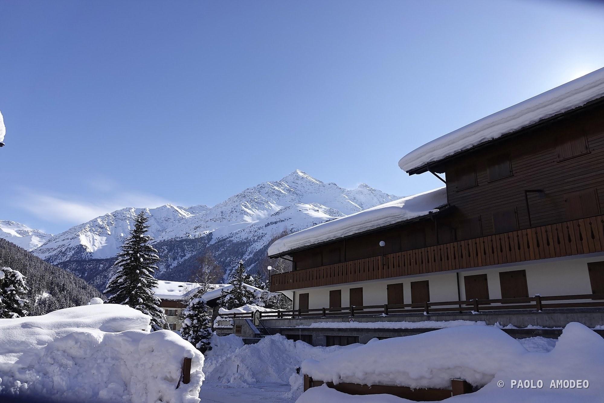 Baita di montagna tra le vette innevate