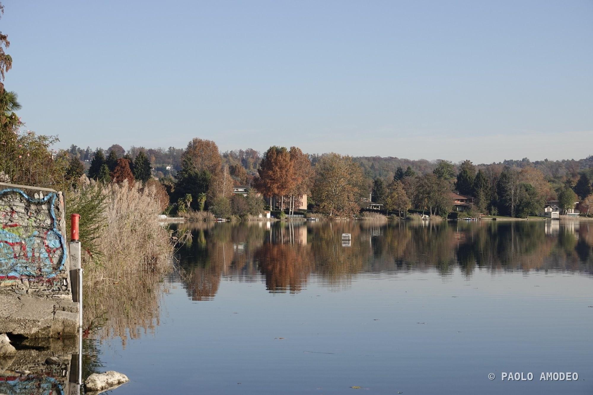 Case sul lago specchiate nell'acqua calma