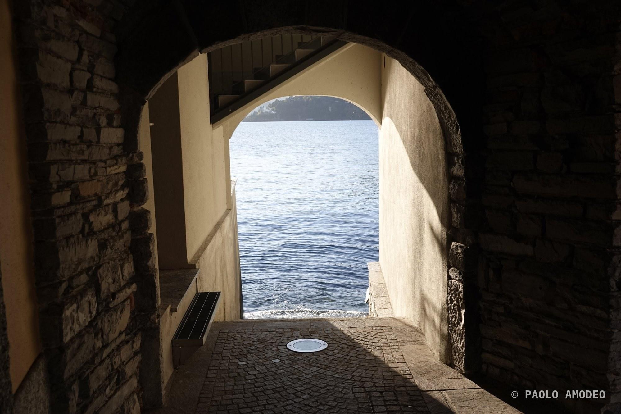 Vista sul lago attraverso un antico arco