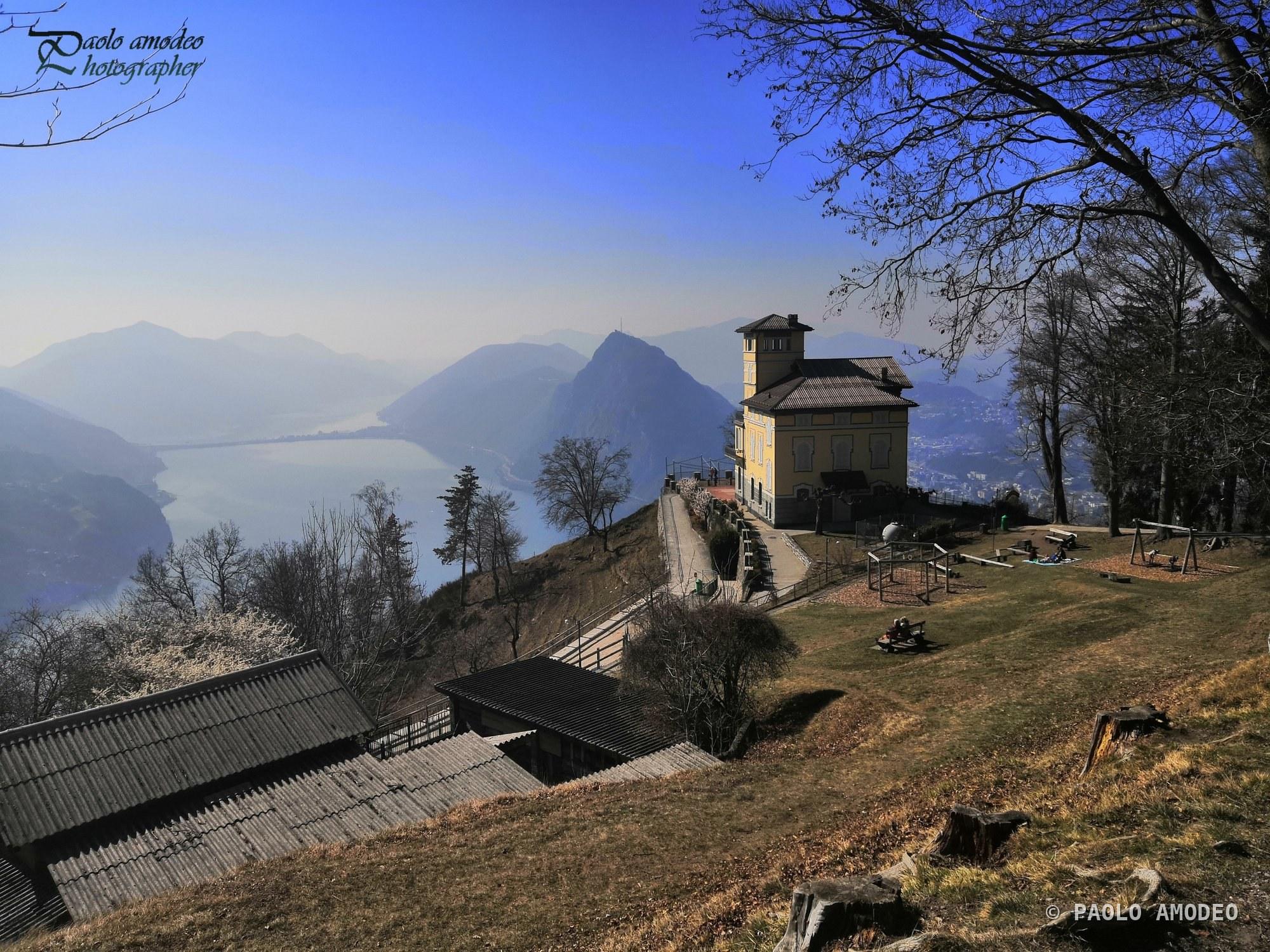 Castello a picco sul lago