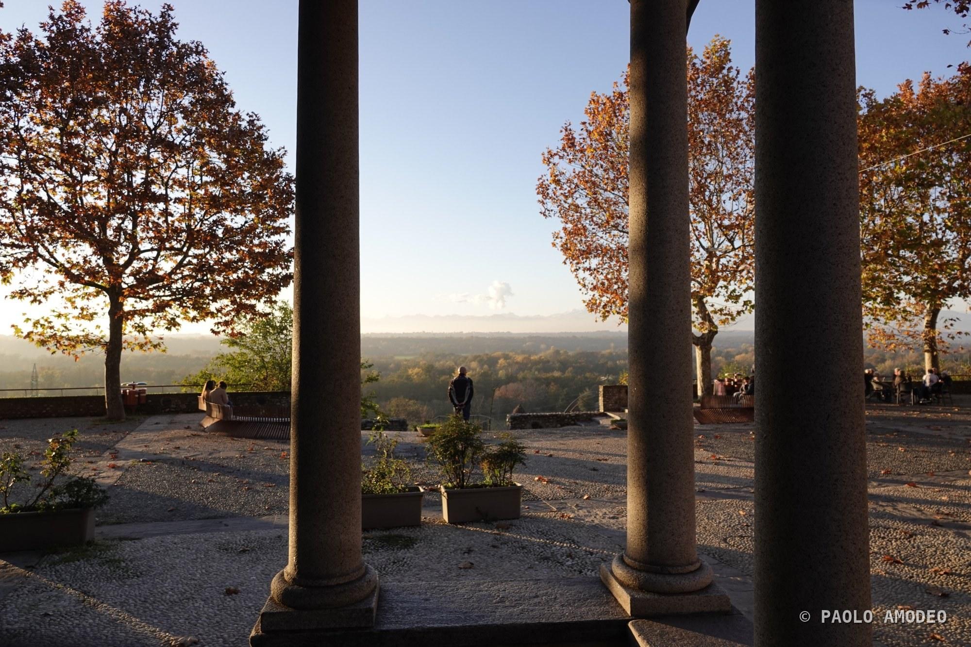 Colonnato tra gli alberi d'autunno