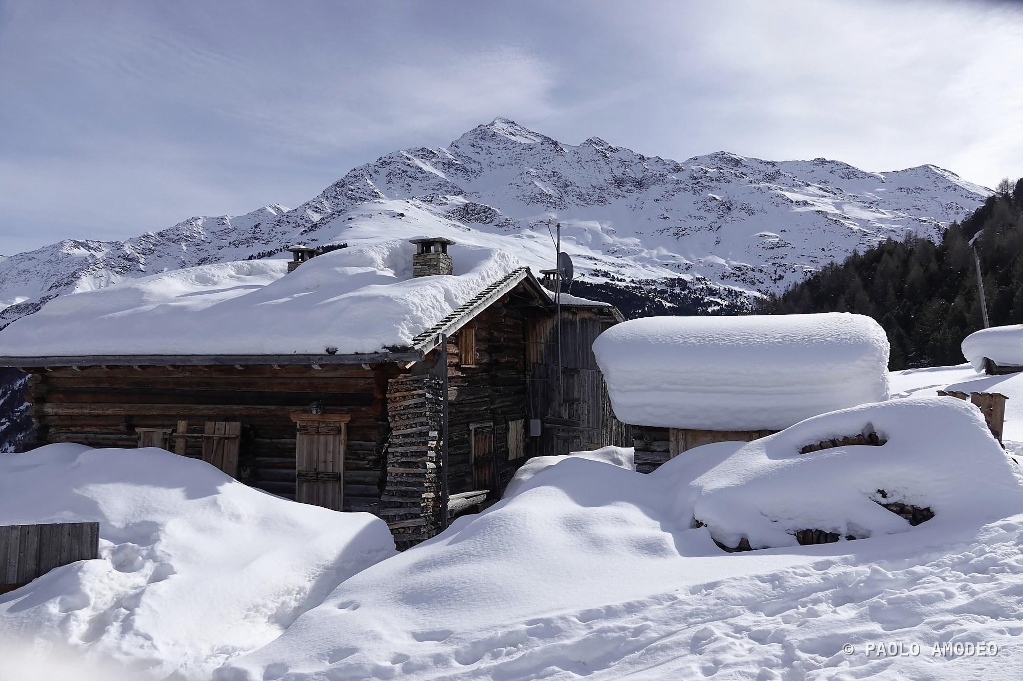 Rifugio di montagna sotto la neve