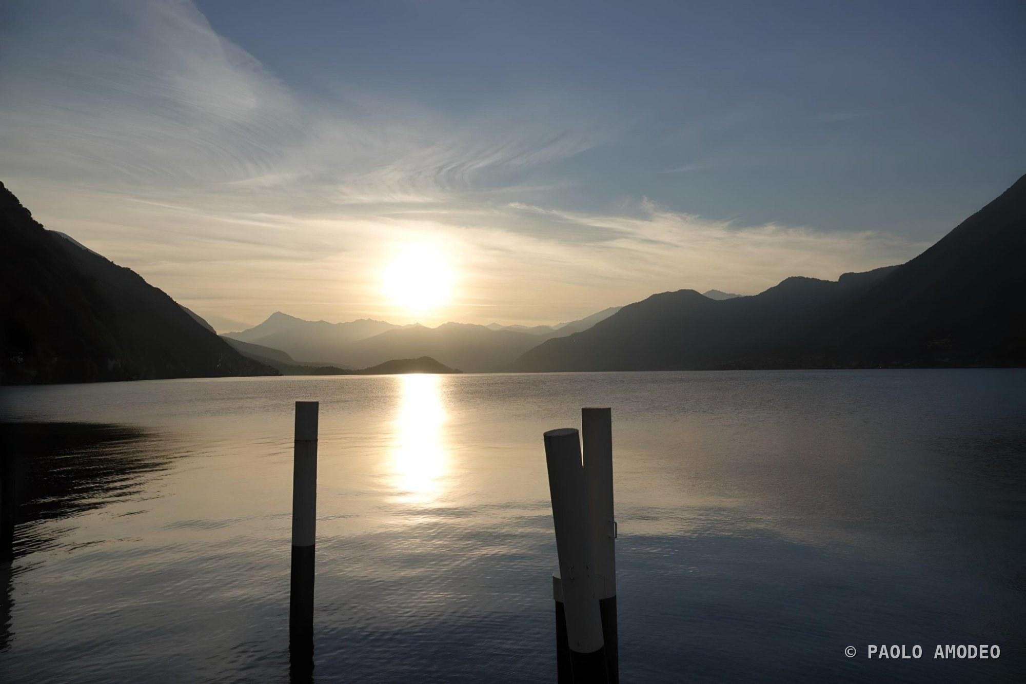Tramonto visto da un pontile sul lago