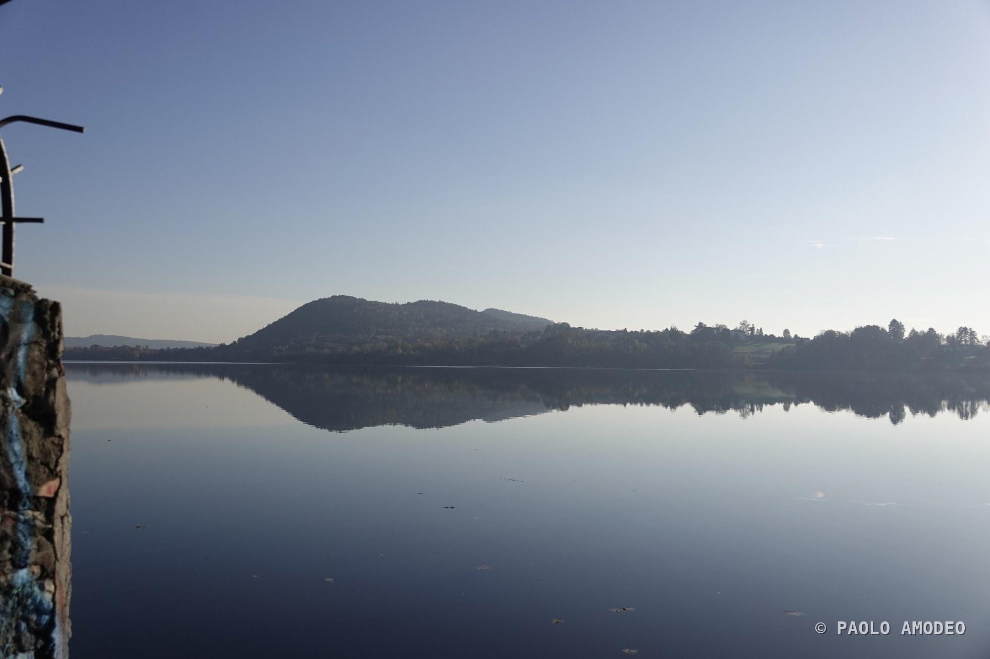 Quiete sul lago con le colline sullo sfondo