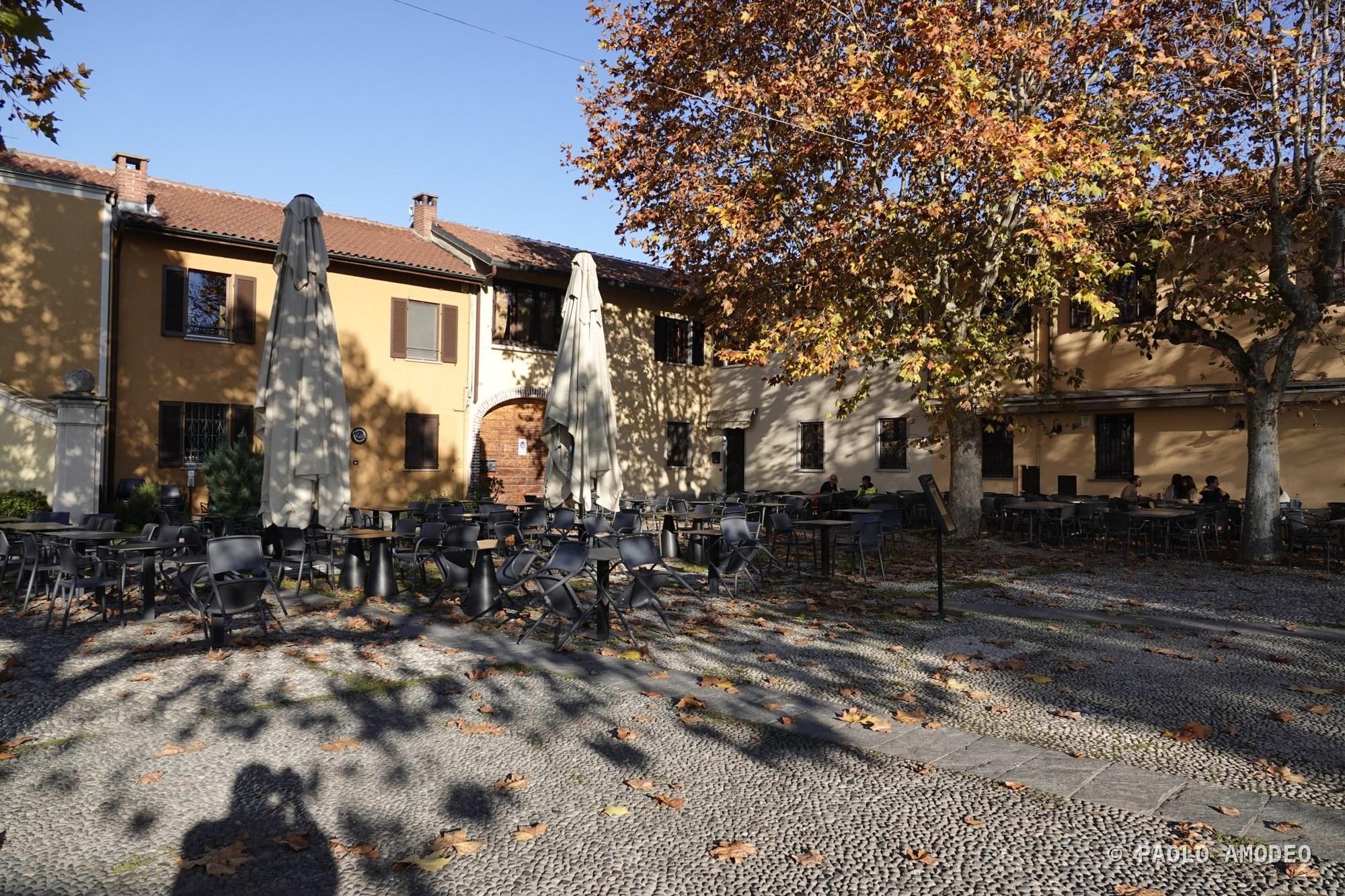 Tavoli all'aperto in un pomeriggio d'autunno