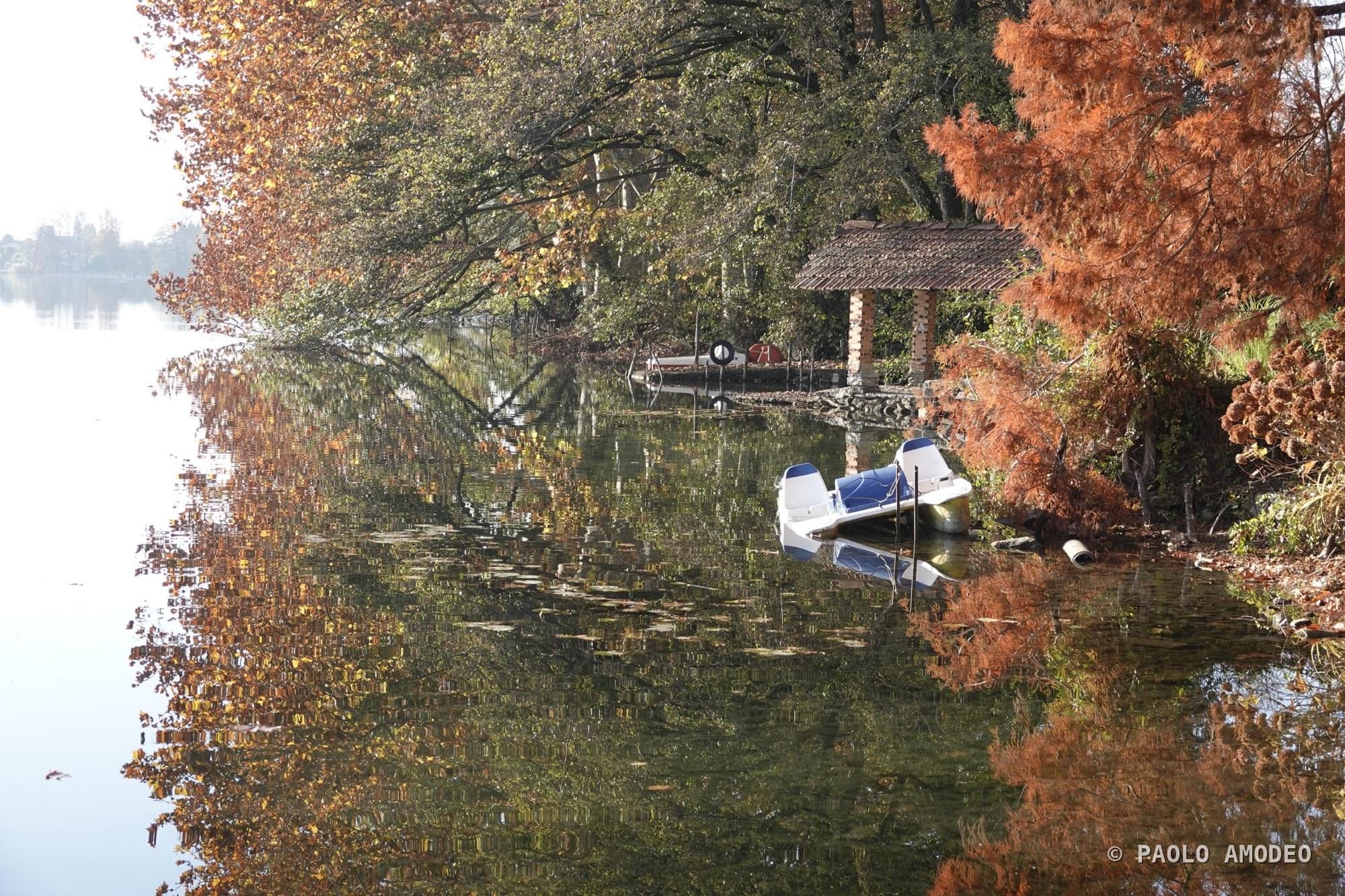 Barca sul lago tra i colori d'autunno