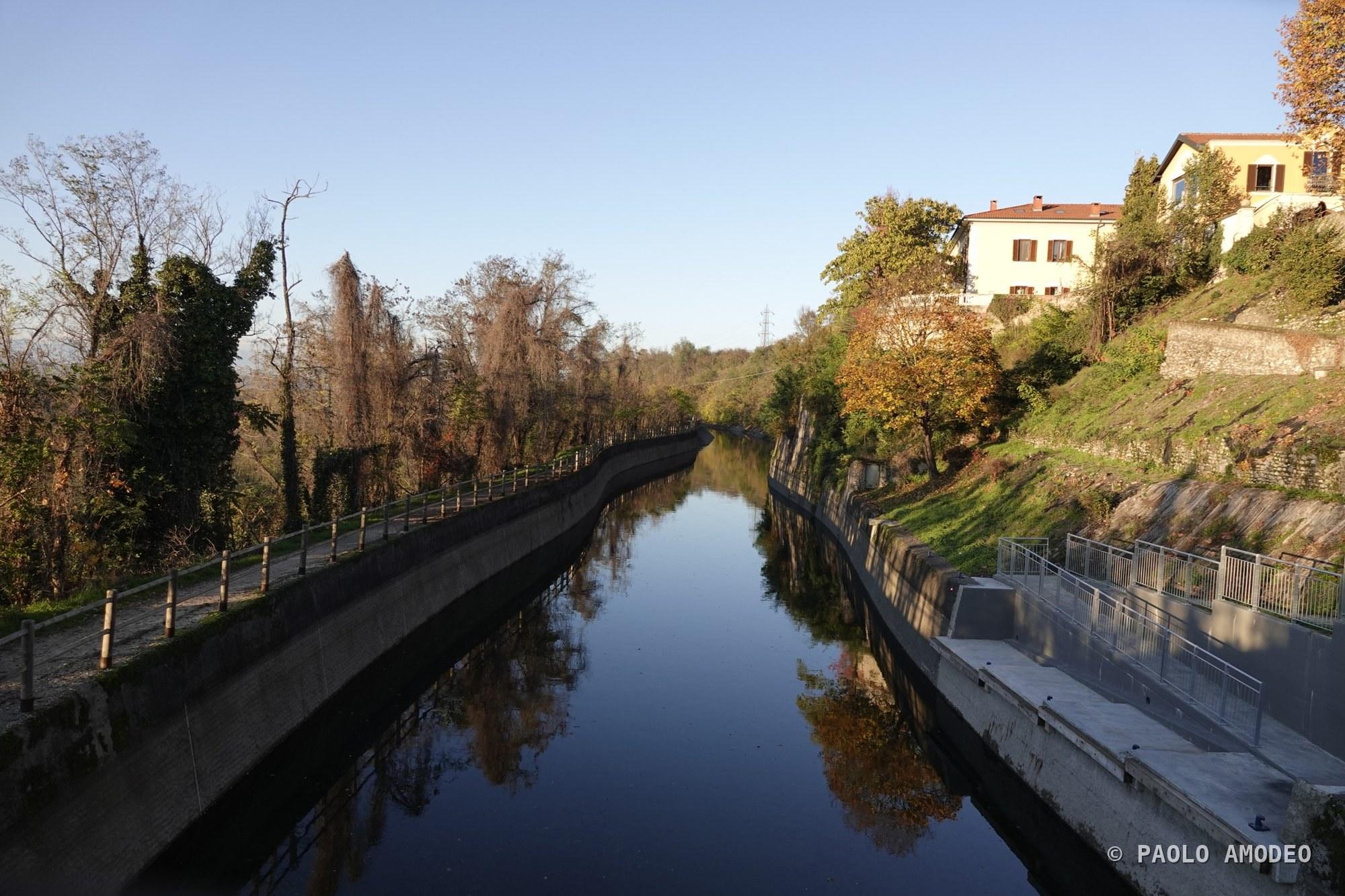 Canale e riflessi d'acqua