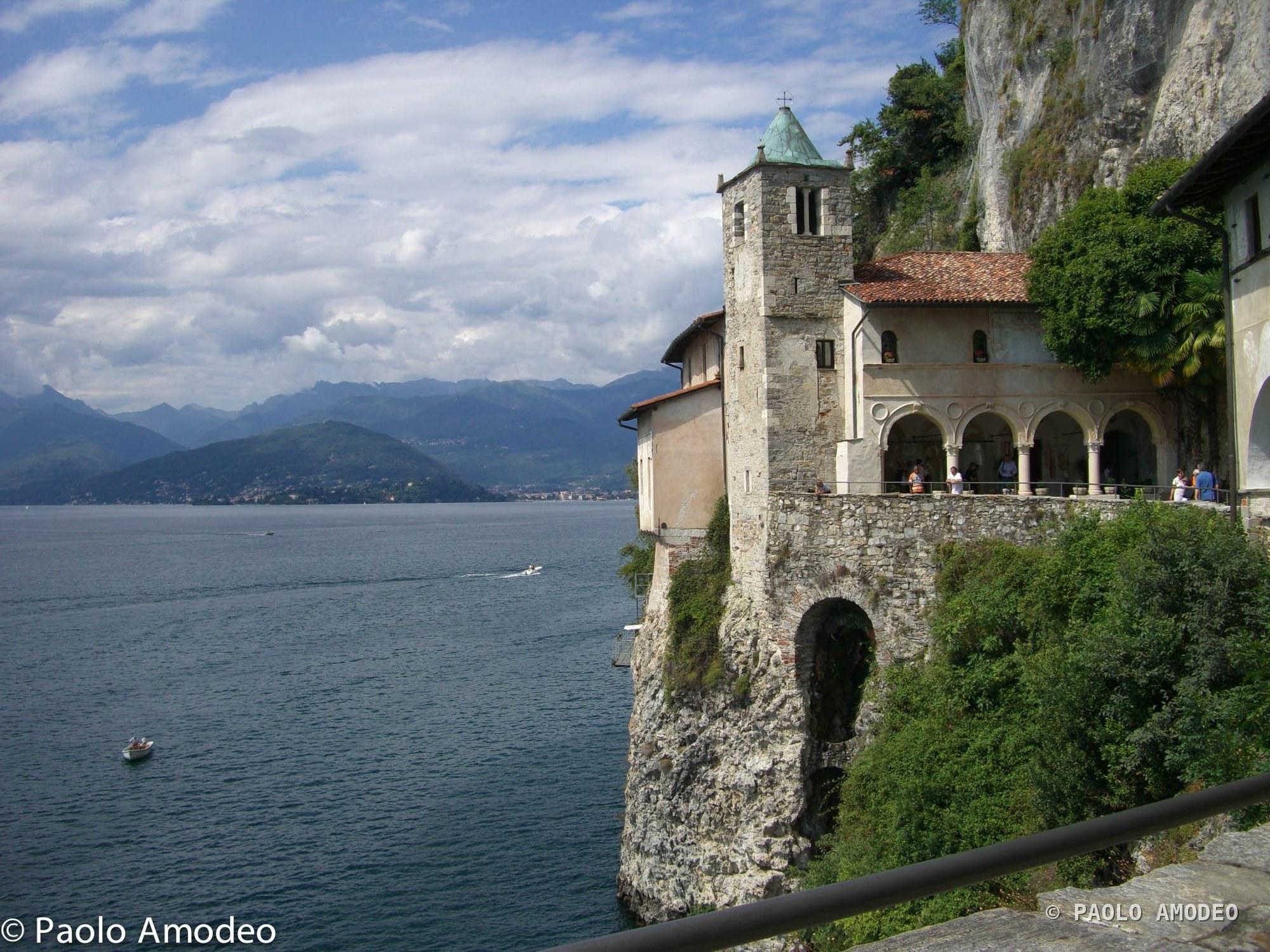 Castello a strapiombo sul lago