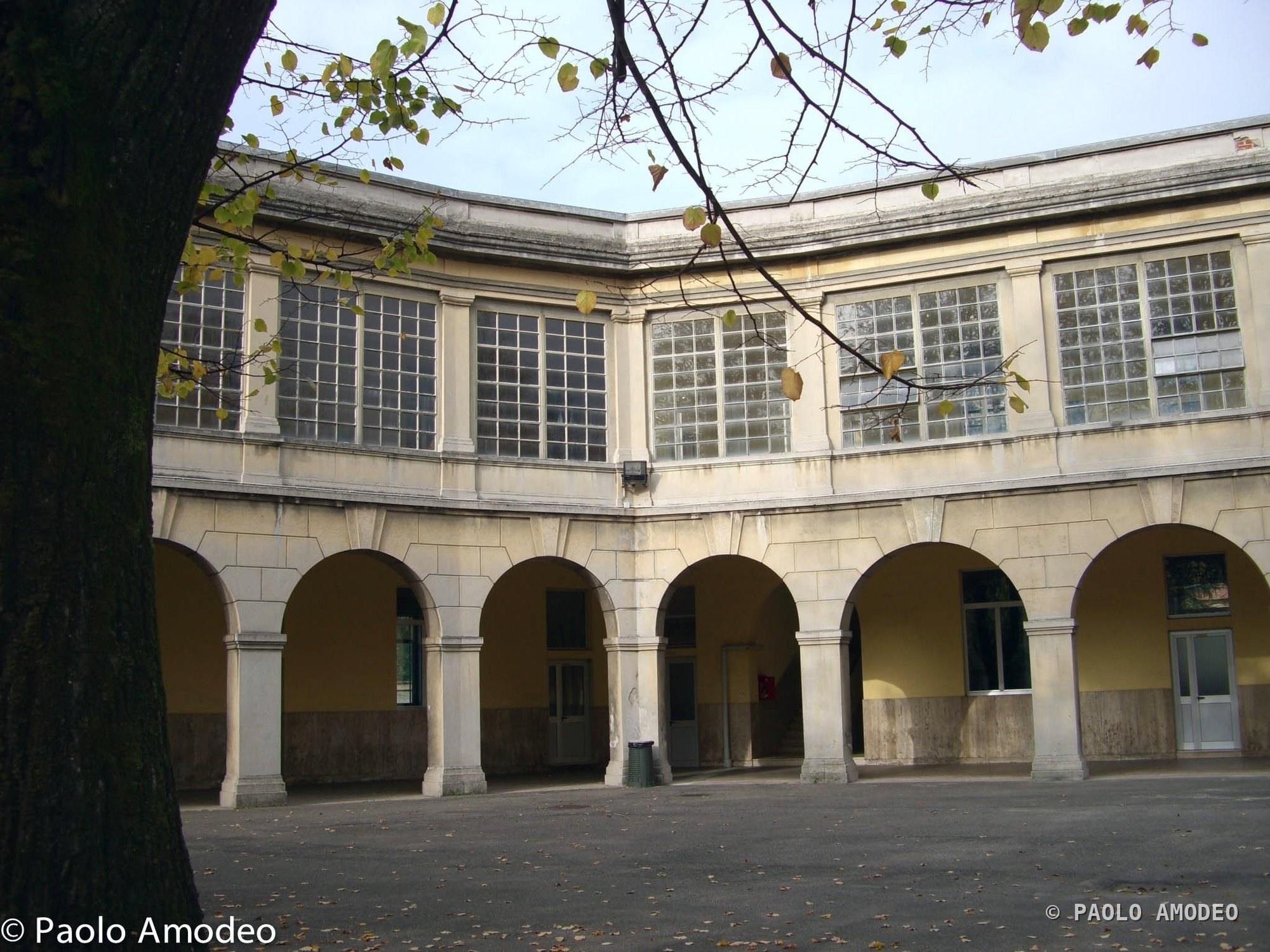 Cortile porticato di un edificio storico