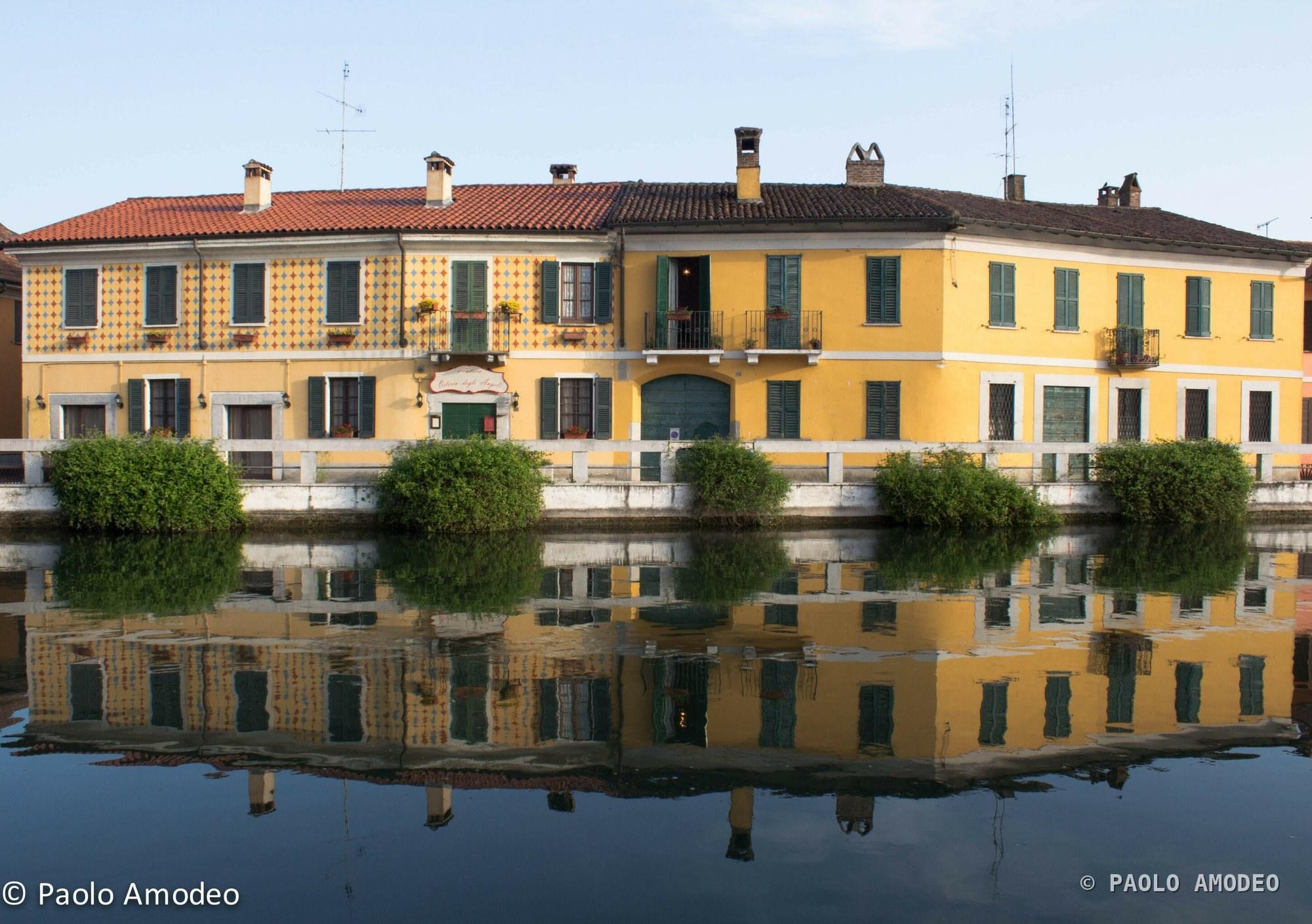Palazzo storico specchiato nell'acqua