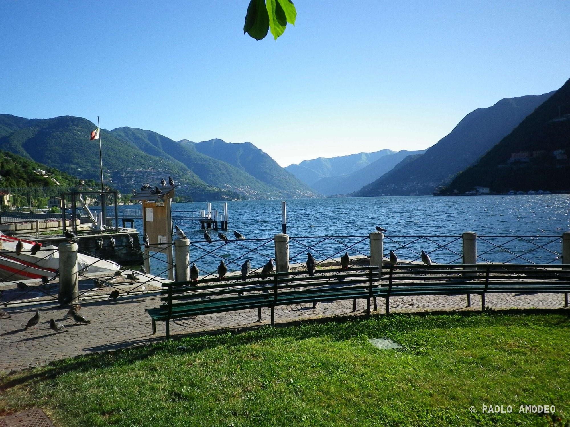Barche sul lago con le montagne sullo sfondo
